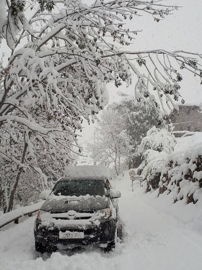 El temporal se ha recrudecido y además de complicar la comunicación con la Meseta, ha ocasionado numerosas incidencias. La nieve ha cubierto muchos puntos de la región dejando estampas totalmente invernales