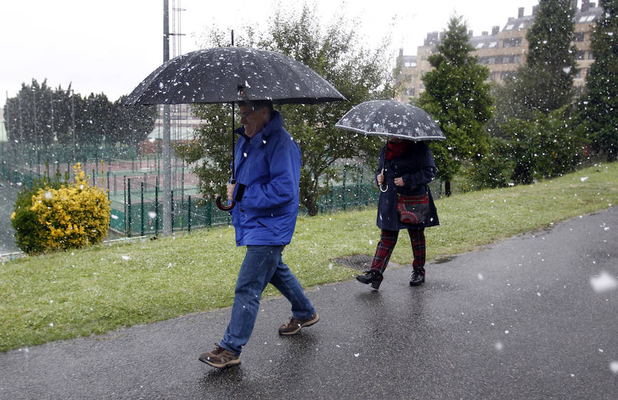 El temporal se ha recrudecido y además de complicar la comunicación con la Meseta, ha ocasionado numerosas incidencias. La nieve ha cubierto muchos puntos de la región dejando estampas totalmente invernales