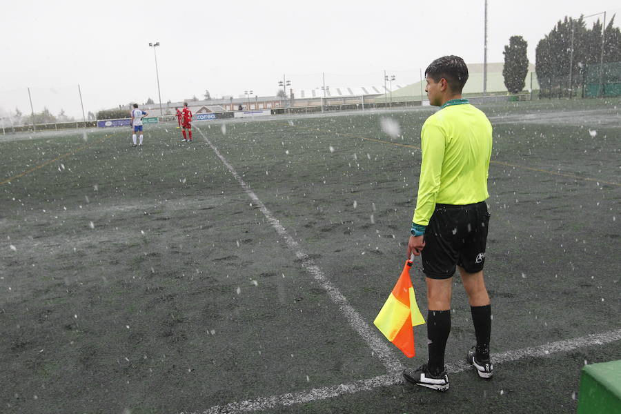 El temporal se ha recrudecido y además de complicar la comunicación con la Meseta, ha ocasionado numerosas incidencias. La nieve ha cubierto muchos puntos de la región dejando estampas totalmente invernales