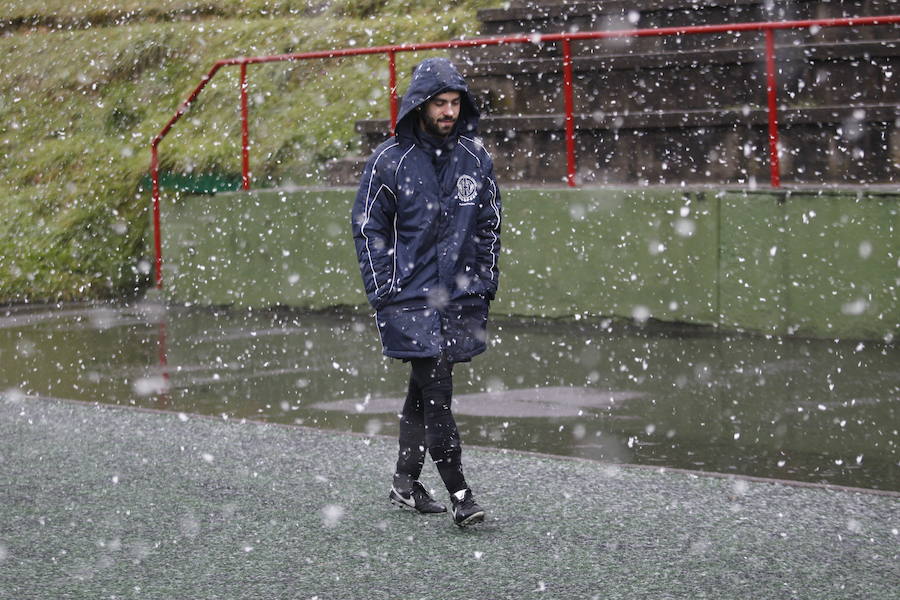El temporal se ha recrudecido y además de complicar la comunicación con la Meseta, ha ocasionado numerosas incidencias. La nieve ha cubierto muchos puntos de la región dejando estampas totalmente invernales