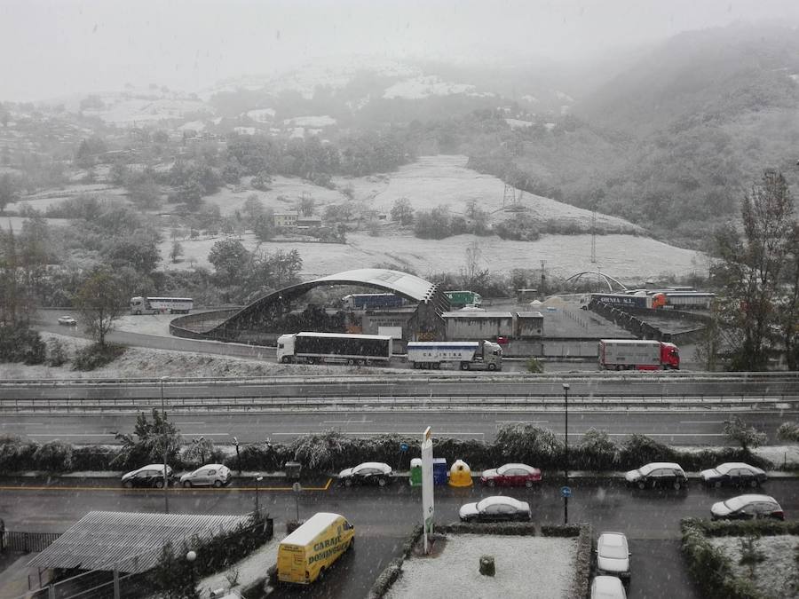 El temporal se ha recrudecido y además de complicar la comunicación con la Meseta, ha ocasionado numerosas incidencias. La nieve ha cubierto muchos puntos de la región dejando estampas totalmente invernales