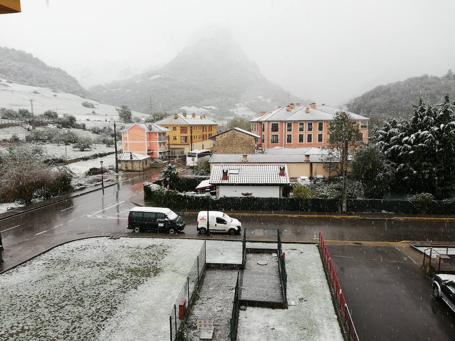 El temporal se ha recrudecido y además de complicar la comunicación con la Meseta, ha ocasionado numerosas incidencias. La nieve ha cubierto muchos puntos de la región dejando estampas totalmente invernales