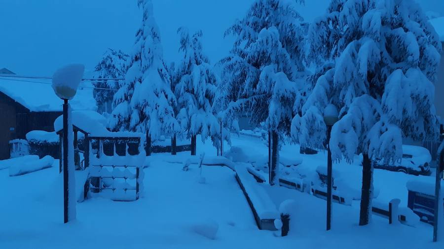 El temporal se ha recrudecido y además de complicar la comunicación con la Meseta, ha ocasionado numerosas incidencias. La nieve ha cubierto muchos puntos de la región dejando estampas totalmente invernales