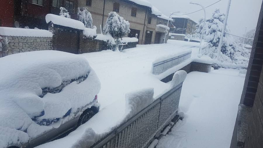 El temporal se ha recrudecido y además de complicar la comunicación con la Meseta, ha ocasionado numerosas incidencias. La nieve ha cubierto muchos puntos de la región dejando estampas totalmente invernales