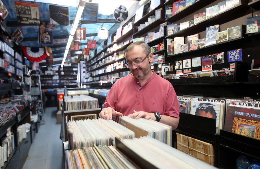 Javier Sierra, dependiente de La Bomba Records: «La tienda lleva aquí 18 años. Seguimos vendiendo igual o más». 