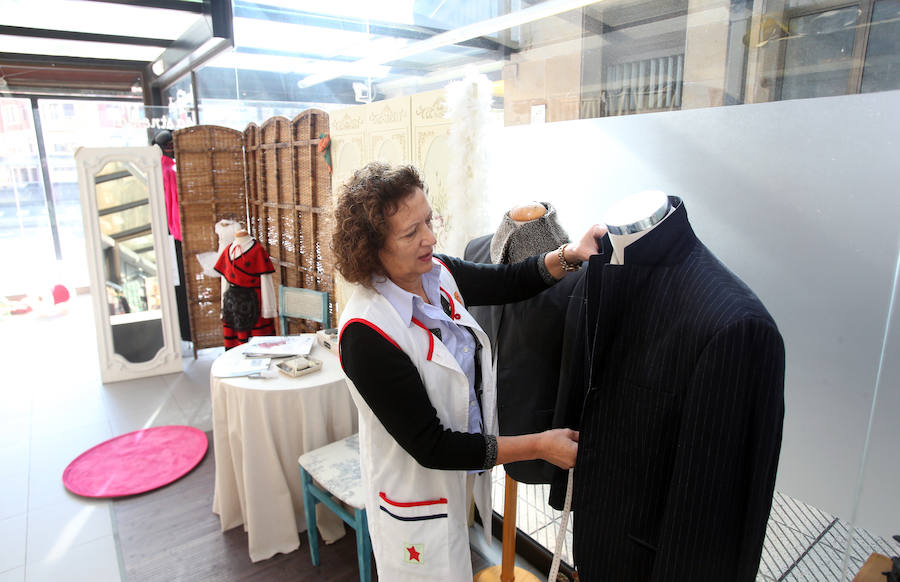 Mari Paz Fervienza, dueña de Mari Paz Arreglos de Ropa: «A principios de 2016 trasladé el taller aquí, y no me arrepiento».