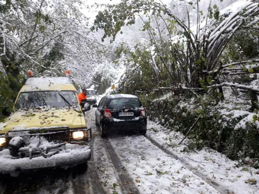 Asturias permaneció prácticamente aislada de la Meseta tanto por carretera como por vía férrea.