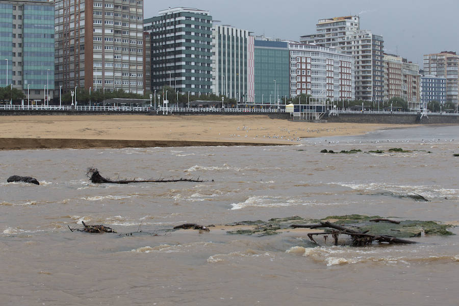 Gijón no se escapó del temporal y la lluvia anegó el parque fluvial.