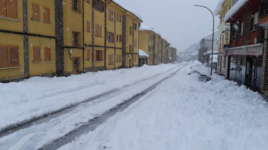 En líneas generales, la semana vendrá protagonizada por más inestabilidad hacia el oeste y menos probabilidad de lluvias hacia el oriente. Las temperaturas serán más altas y la cota de nieve será superior a los 1200/1400 metros