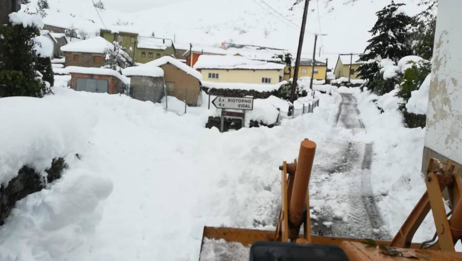 En líneas generales, la semana vendrá protagonizada por más inestabilidad hacia el oeste y menos probabilidad de lluvias hacia el oriente. Las temperaturas serán más altas y la cota de nieve será superior a los 1200/1400 metros