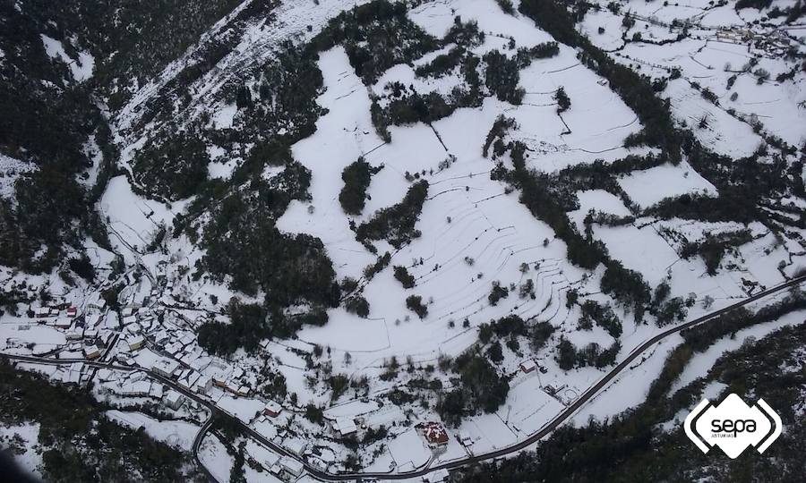 La ola de frío deja tras de sí miles de viviendas sin suministro eléctrico, pueblos incomunicados y cortes de carretera y de las vías del tren en la salida a la Meseta. La región, con la intervención de la UME, va recuperando la normalidad. 