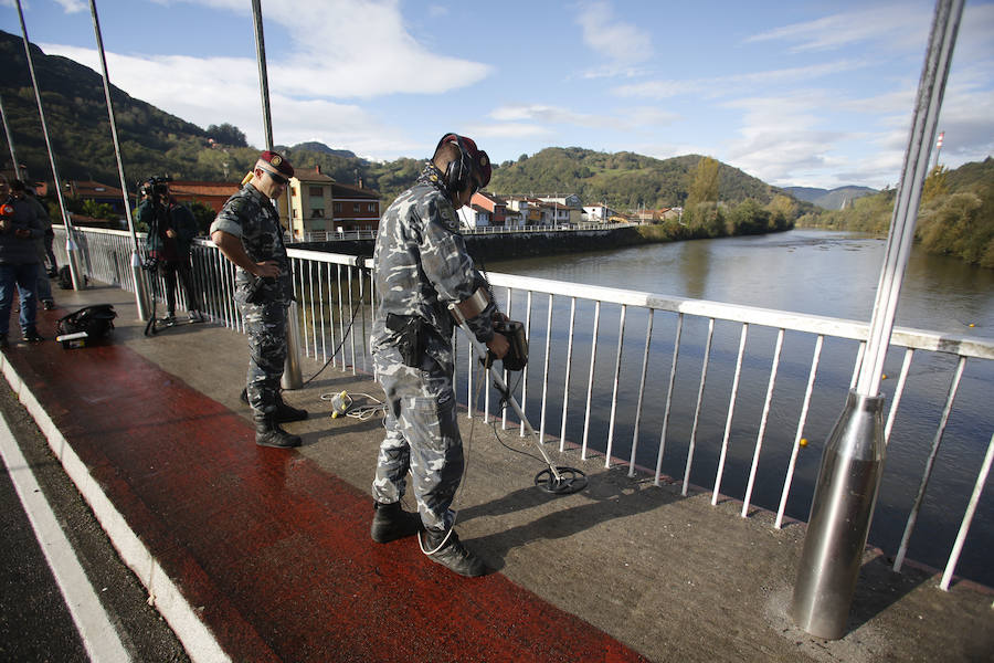 Buzos de la Policía, provistos de un detector de metales, han continuado con las labores de rastreo en el río Nalón para dar con el arma que acabó con la vida del joven de La Felguera Iván Castro. El hermano de la víctima ha seguido los trabajos