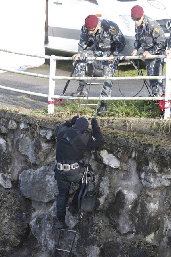 Buzos de la Policía, provistos de un detector de metales, han continuado con las labores de rastreo en el río Nalón para dar con el arma que acabó con la vida del joven de La Felguera Iván Castro. El hermano de la víctima ha seguido los trabajos