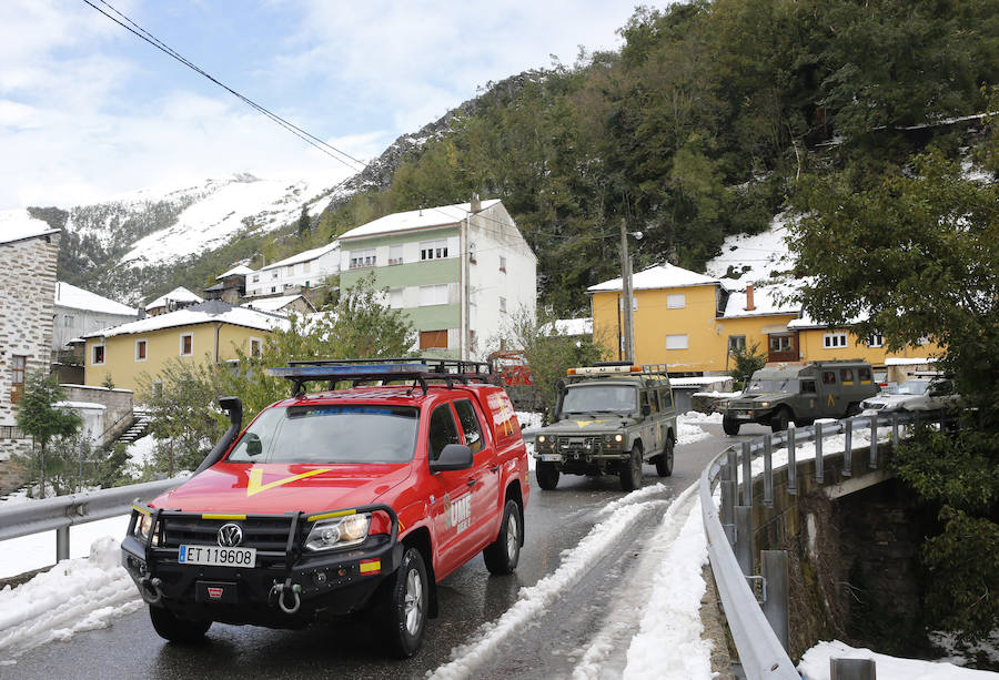 El Principado pide la ayuda de la Unidad Militar de Emergencias para hacer frente a las nevadas. 107 efectivos y 22 vehículos militares trabajan en la retirada de árboles caídos y en la apertura de carreteras en zonas del occidente. Esta mañana han rescatado, además, a una persona en Taladrid, en Ibias