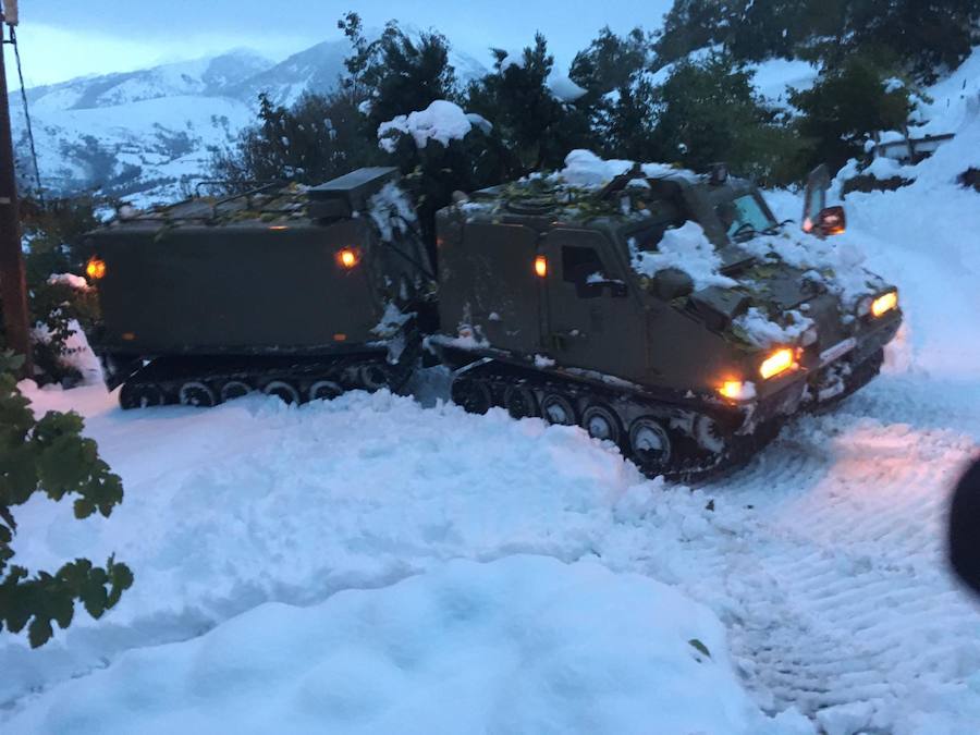 El Principado pide la ayuda de la Unidad Militar de Emergencias para hacer frente a las nevadas. 107 efectivos y 22 vehículos militares trabajan en la retirada de árboles caídos y en la apertura de carreteras en zonas del occidente