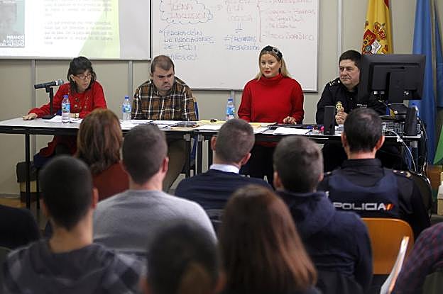 Ana Rivas, Pablo Sánchez, Mayca Collado y Pedro Aguado durante la jornada de formación en la comisaría de Buenavista. 