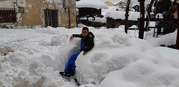 Un niño disfruta de la nieve en la localidad de Cerredo. 