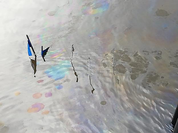 Las antenas del 'Tres marinos', asomando del agua. 