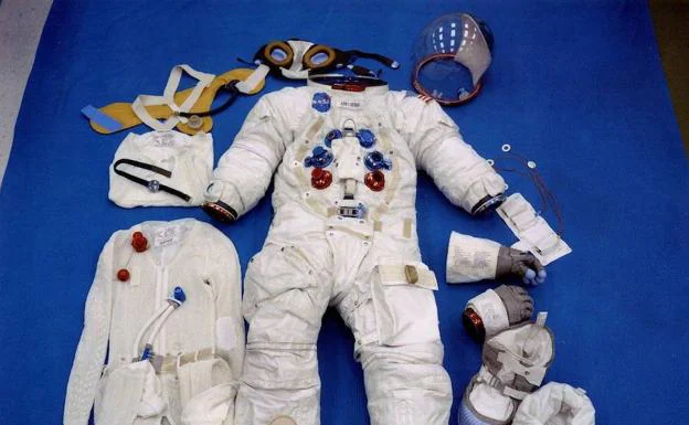 Uno de los trajes de astronauta de Neil Amstrong en la misión del Apolo 11, en una imagen de archivo.