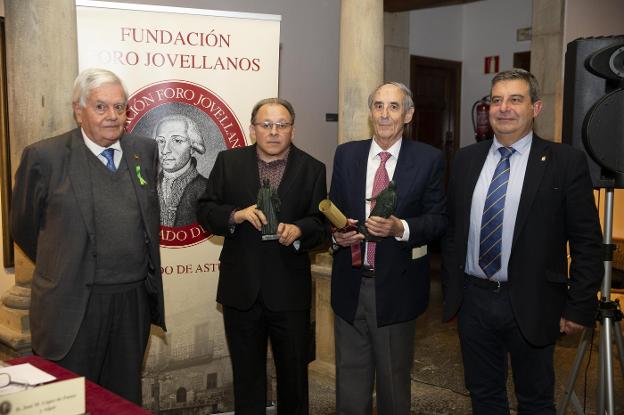 Ignacio García-Arango, presidente del Foro Jovellanos, junto a los premiados Dionisio Martín y José María López y el edil Esteban Aparicio, durante el acto celebrado en el Museo Casa Natal Jovellanos. 