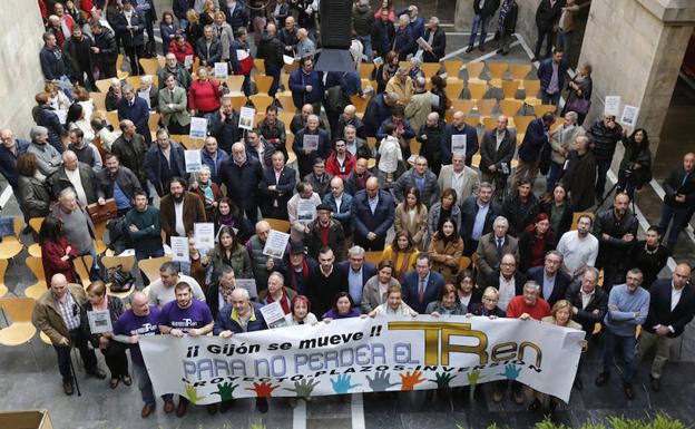 Representantes políticos y de todos los colectivos, tras la lectura del manifiesto en el Antiguo Instituto.