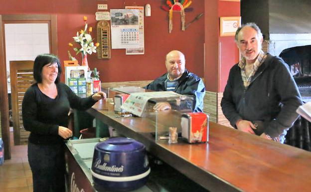 María del Mar Álvarez regenta el bar de La Camperona, donde hay empadronadas tres personas.