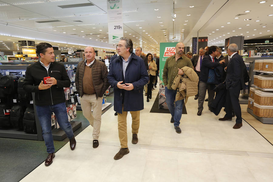 El Corte Inglés inaugura una exposición con portadas de EL COMERCIO para conmemorar su 140 aniversario. Se podrá visitar en la planta baja del centro comercial hasta el próximo 16 de noviembre