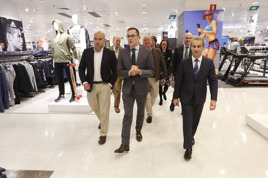 El Corte Inglés inaugura una exposición con portadas de EL COMERCIO para conmemorar su 140 aniversario. Se podrá visitar en la planta baja del centro comercial hasta el próximo 16 de noviembre