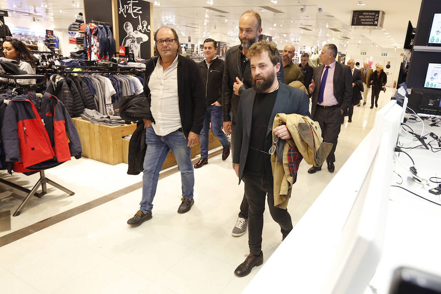 El Corte Inglés inaugura una exposición con portadas de EL COMERCIO para conmemorar su 140 aniversario. Se podrá visitar en la planta baja del centro comercial hasta el próximo 16 de noviembre