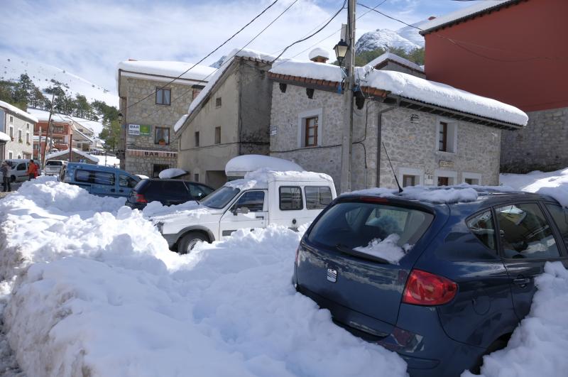 La nieve cubrió la carretera de acceso a la localidad de Cabrales desde las ocho de la tarde del lunes y las máquinas no pudieron trabajar en la zona hasta el martes