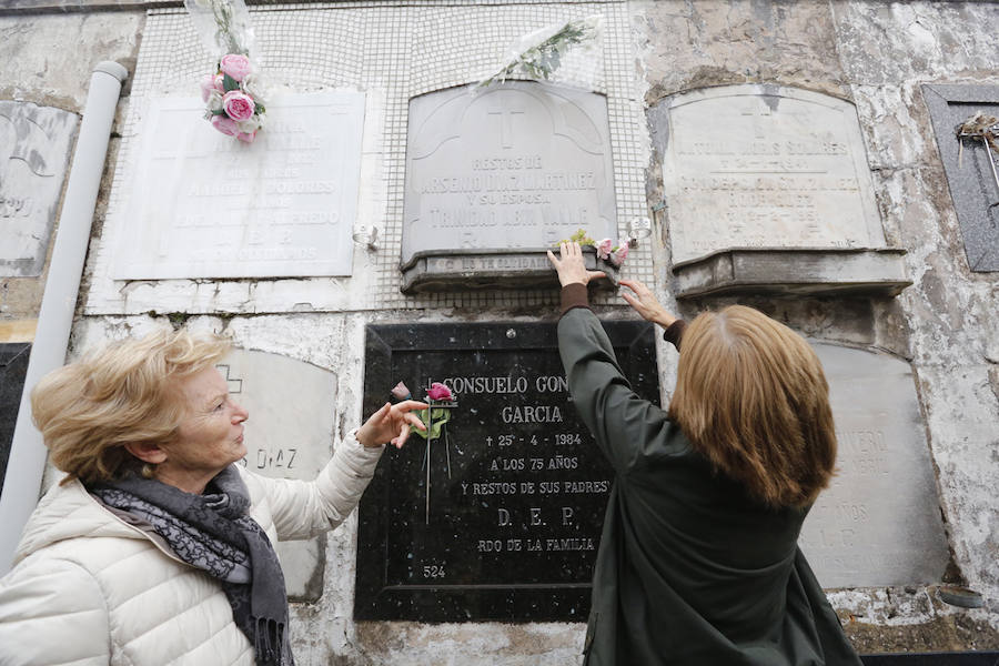 Cientos de gijoneses acuden al camposanto en el Día de Todos los Santos para visitar a sus familiares fallecidos.