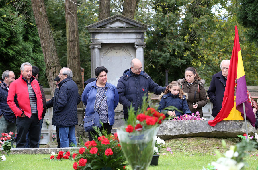 Los ovetenses acudieron a depositar flores en la tumbas de sus familiares en la joranda de Todos los Santos.