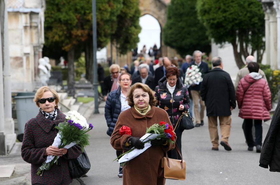 Los ovetenses acudieron a depositar flores en la tumbas de sus familiares en la joranda de Todos los Santos.