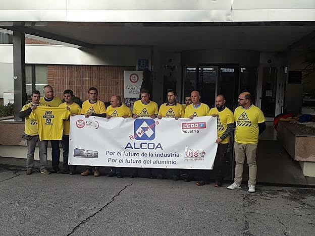 El comité de empresa de Avilés antes de la reunión con Alcoa. 