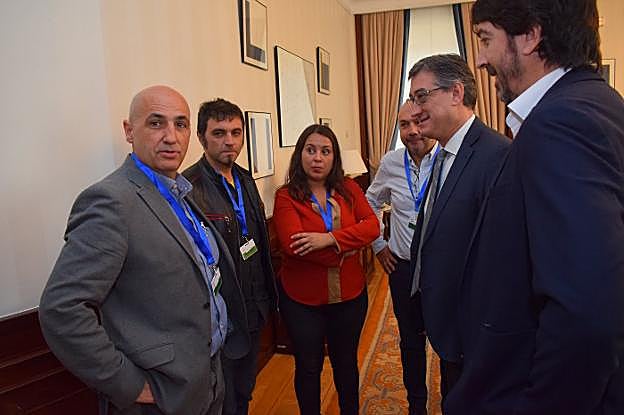 Juan José Estrada, Sergio Sobrido, Laura Estévez y Pedro Ayllón, de USO, con el vicepresidente del Congreso, Ignacio Prendes. 
