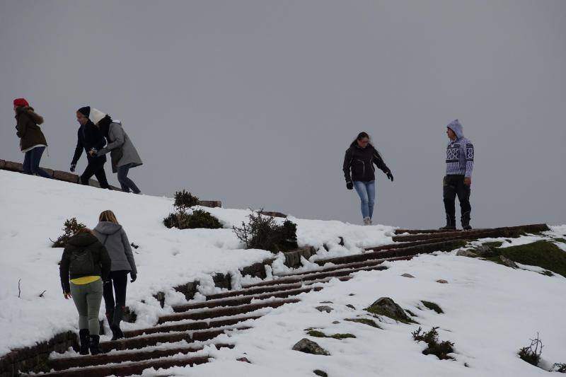 Muchos visitantes quisieron aprovechar la joranada de Todos los Santos para disfrutar del paisaje nevado tras el temporal.