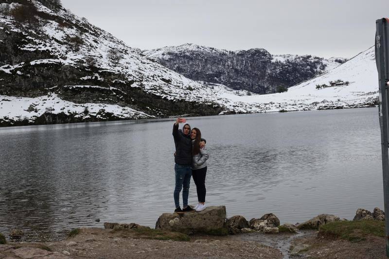 Muchos visitantes quisieron aprovechar la joranada de Todos los Santos para disfrutar del paisaje nevado tras el temporal.