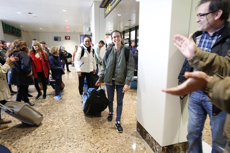 Fueron recibidas en el Aeropuerto de Asturias por un grupo de aficionados. Llegaron con las medallas que acreditan el título europeo logrado en Portugal. 