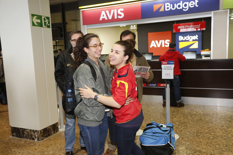 Fueron recibidas en el Aeropuerto de Asturias por un grupo de aficionados. Llegaron con las medallas que acreditan el título europeo logrado en Portugal. 