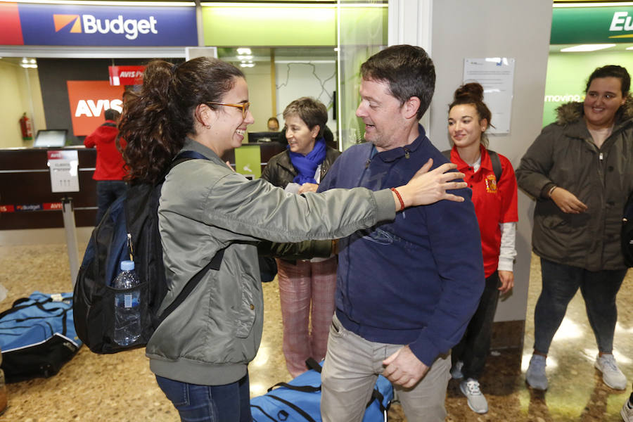 Fueron recibidas en el Aeropuerto de Asturias por un grupo de aficionados. Llegaron con las medallas que acreditan el título europeo logrado en Portugal. 