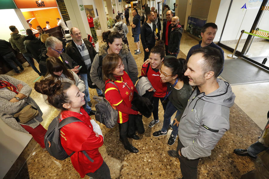 Fueron recibidas en el Aeropuerto de Asturias por un grupo de aficionados. Llegaron con las medallas que acreditan el título europeo logrado en Portugal. 