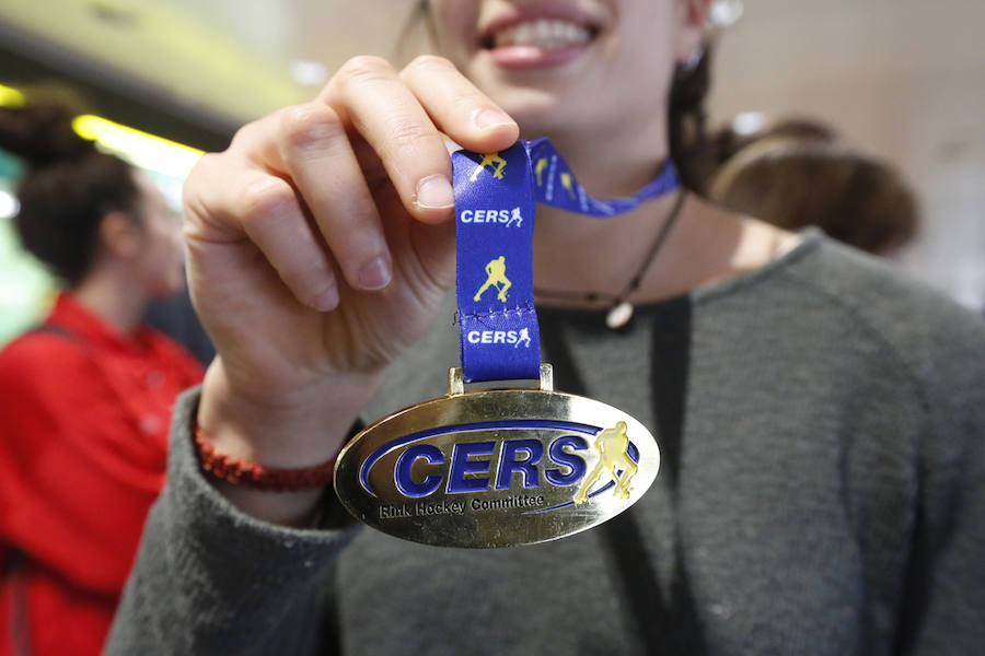 Fueron recibidas en el Aeropuerto de Asturias por un grupo de aficionados. Llegaron con las medallas que acreditan el título europeo logrado en Portugal. 