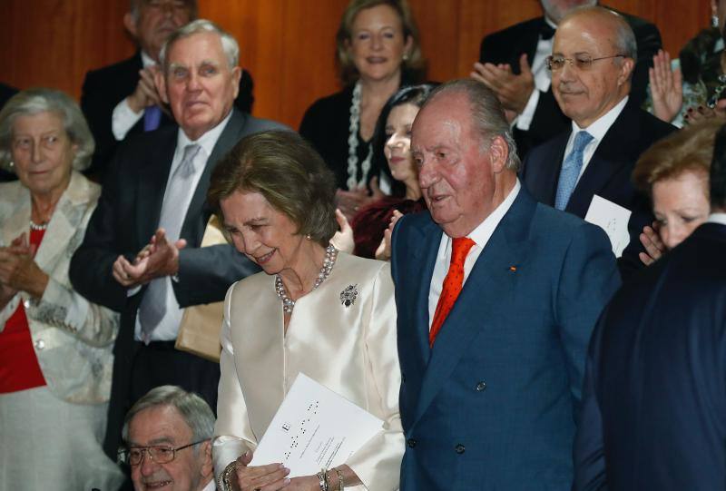 La Reina emérita acudió junto al Rey Juan Carlos a un recital en la Escuela Superior de Música de Madrid con la presencia del tenor Plácido Domingo.