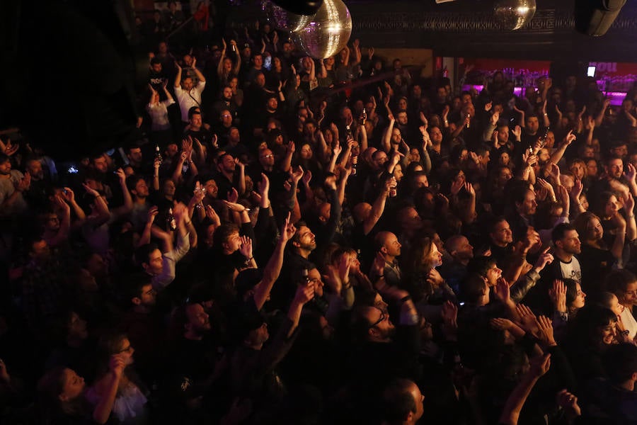 Tarque escogió Gijón para iniciar la gira de su primer disco en solitario. Un trabajo que lleva simplemente su nombre en la portada que centró el concierto en la Sala Albéniz