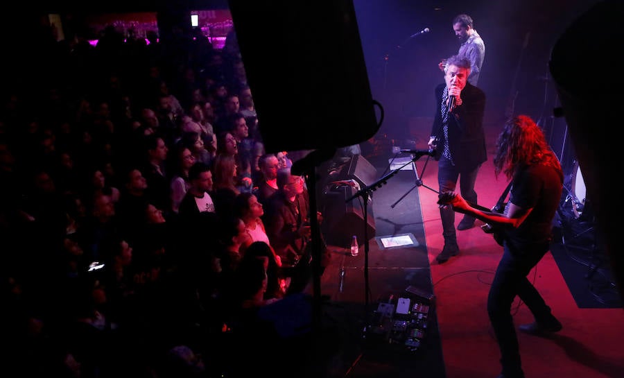 Tarque escogió Gijón para iniciar la gira de su primer disco en solitario. Un trabajo que lleva simplemente su nombre en la portada que centró el concierto en la Sala Albéniz