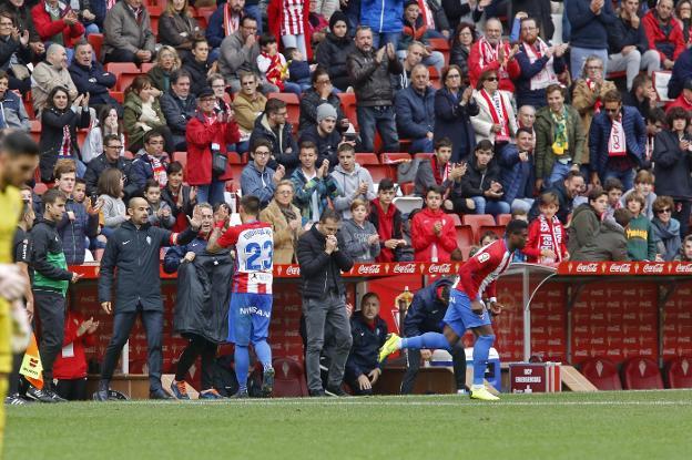 Djurdjevic, aplaudido por la grada, se retira tras ser sustituido, con Baraja a la derecha. 