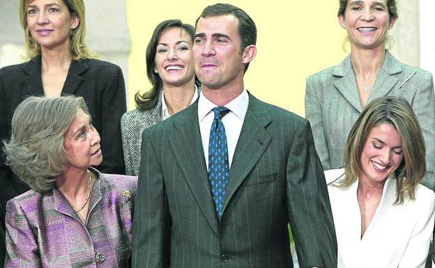 La entonces reina consorte de la mano de su hijo en la pedida de mano de doña Letizia, en 2003.