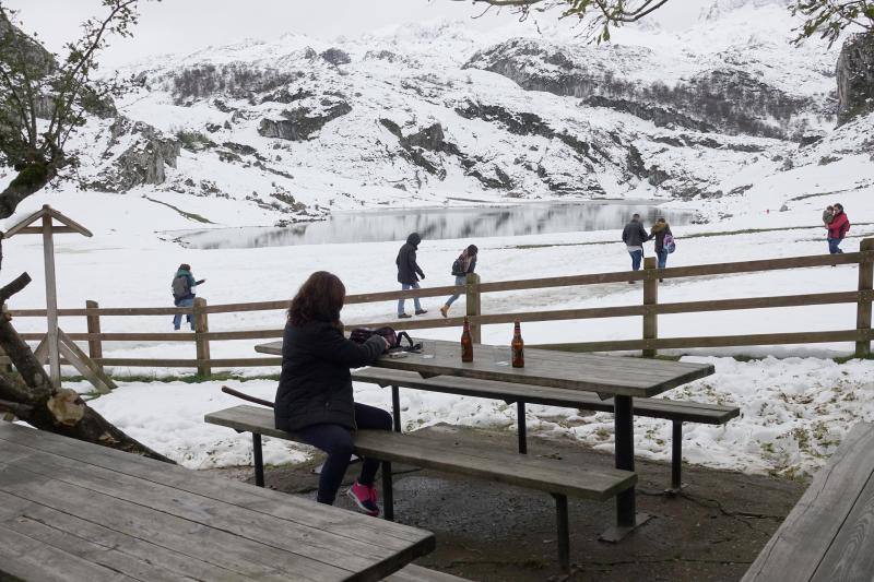 Visitantes de todos los puntos de España aprovechan el puente para conocer los Lagos de Covadonga
