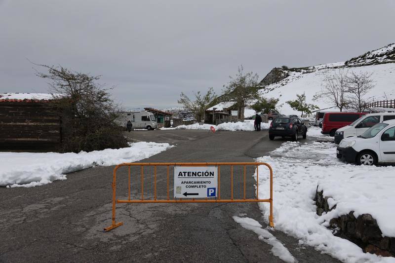 Visitantes de todos los puntos de España aprovechan el puente para conocer los Lagos de Covadonga