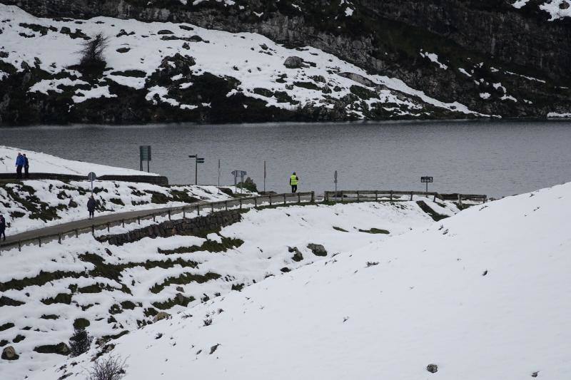 Visitantes de todos los puntos de España aprovechan el puente para conocer los Lagos de Covadonga